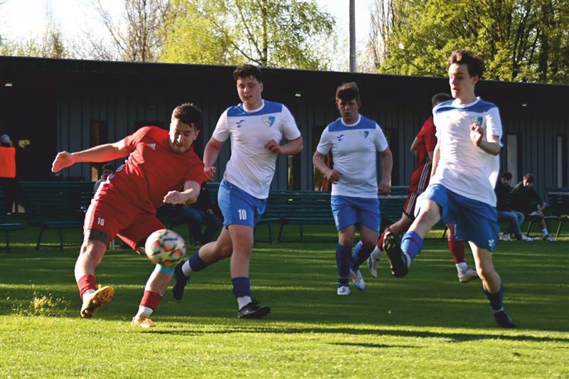 Na snímku z utkání Vlčovice-Mniší – Jeseník n. O. bojují o míč s hostujícím Vičánkem domácí borci (zleva v bílém) Michael Holub, Kryštof Socha a Matyas Macíček