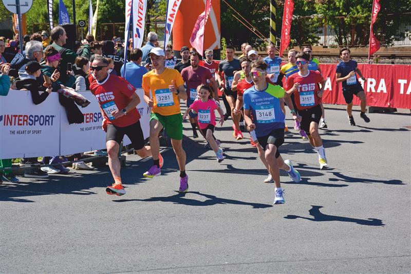 Více než patnáct stovek sportovních nadšenců obsadilo uplynulou sobotu Kopřivnici, kde se konal druhý podnik letošní osmidílné série ČEZ RunTour 2025. Na snímku krátce po startu balík běžců závodu na 3 km, kterého se účastnilo 309 běžců