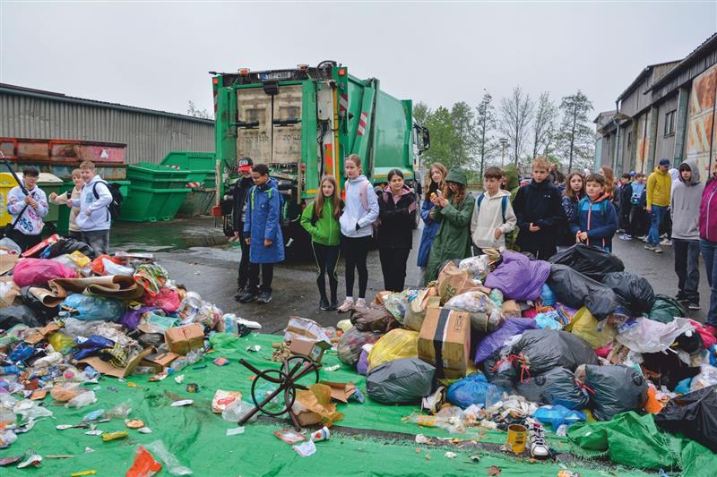 Na fyzickou analýzu třídění směsného komunálního odpadu se přicházeli podívat žáci z místních základních škol