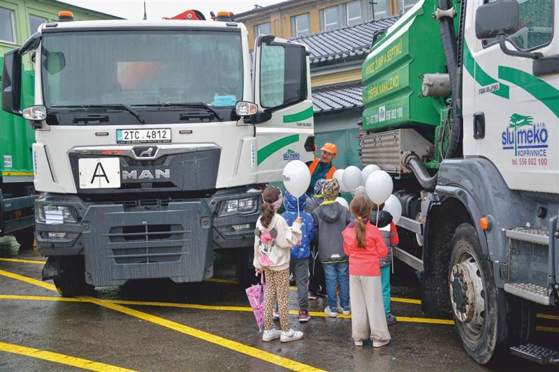 V pátek 25. dubna se poprvé uskutečnil den otevřených dveří ve firmě Slumeko. Bylo možné si prohlédnout nejen její prostory, ale i techniku