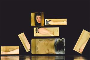 Jedním z nejpůsobivějších představení letošního ročníku Kopřivy byla jevištní báseň Hic Sunt Dracones jihočeského Divadla Continuo