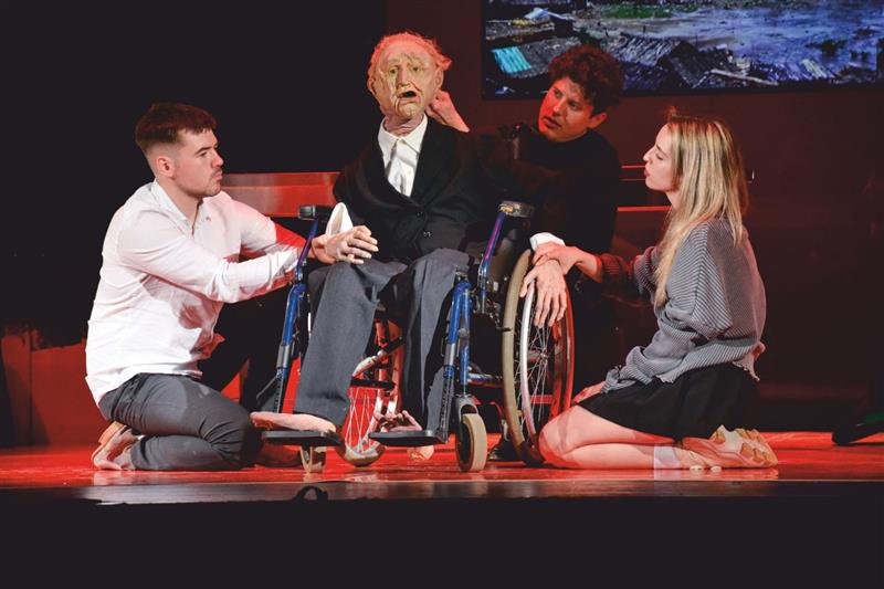 Časy zo secondhandu: Koniec červeného človeka bylo druhým představením, které v rámci kopřivnické přehlídky zahrálo banskobystrické Divadlo na Rázcestí