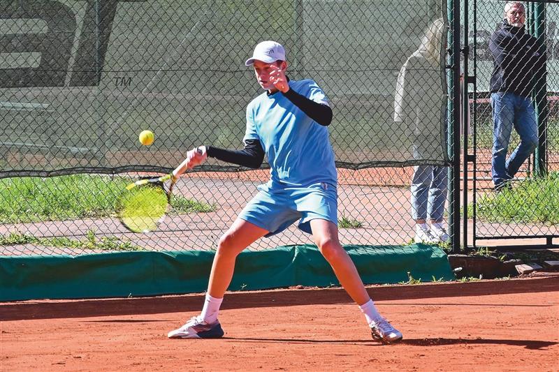Kopřivnický David Drlík (roč. 2010) v prvním kole svůj singl prohrál, ale ve 2. kole na kurtech TK Milo Olomouc vybojoval důležitý bod za výhru 2:0 na sety s Adamem Řehákem. FOTO: M. HAVRAN