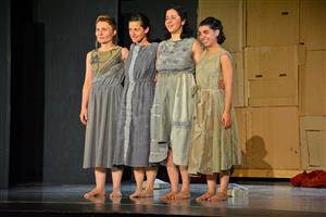 Jevištní báseň Hic sunt dracones nastudoval a na Kopřivě uvedl mezinárodní tým hereček, který tvořily Italka, Kanaďanka, Slovenka a Češka. FOTO: DAVID MACHÁČEK