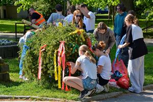 O výzdobu letošní májky, instalované v sadu E. Beneše, se postarali žáci ZŠ dr. Milady Horákové.  FOTO: DAVID MACHÁČEK