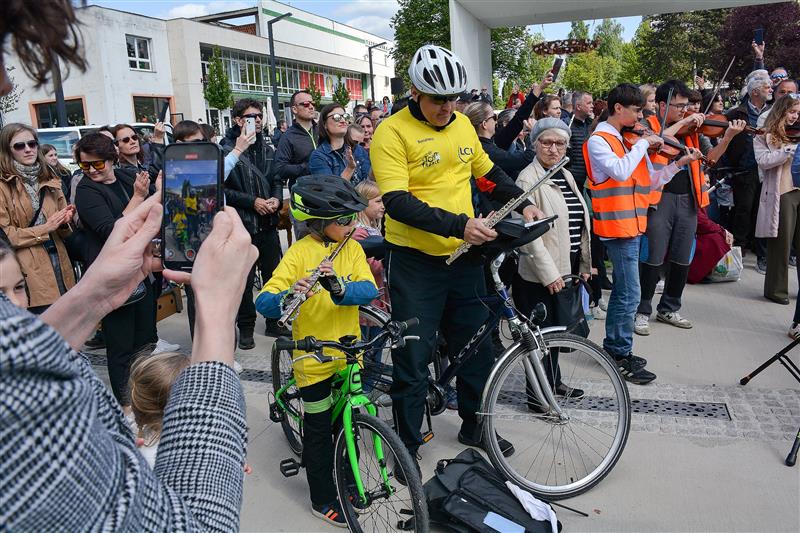 ZUŠ Zdeňka Buriana se minulou neděli postarala o hudební překvapení, když mezi stovkami účastníků Restaurant Day realizovala flashmob, jehož záznam má sloužit k propagaci školy i Nového náměstí
