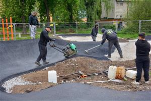Pumptrack v areálu někdejšího házenkářského hřiště v minulém týdnu dostal asfaltový povrch