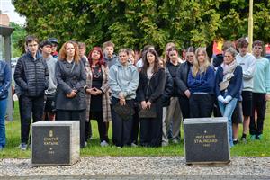 Letošní připomínka výročí konce 2. světové války byla ozvláštněna aktivní účastí žáků většiny místních základních škol, kteří prezentovali informace o milnících konfliktu