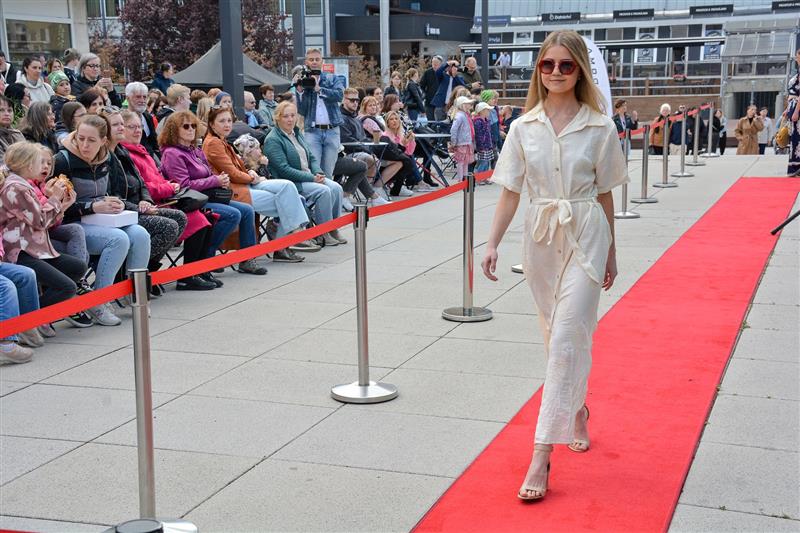 Úvod programu Májového víkendu, který přivedl na Nové náměstí stovky lidí, patřil módní přehlídce