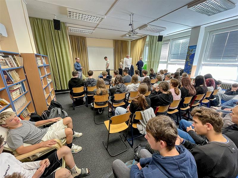 Žáci devátých ročníků ZŠ Alšovy měli unikátní možnost diskutovat s diplomaty a dalšími úředníky ministerstva zahraničních věcí