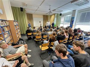 Žáci devátých ročníků ZŠ Alšovy měli unikátní možnost diskutovat s diplomaty a dalšími úředníky ministerstva zahraničních věcí