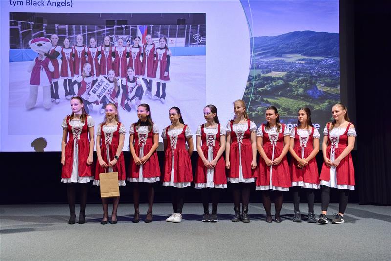 Jedním z oceněných kolektivů na slavnostním vyhlášení Sportovec roku města Kopřivnice byla i skupina synchronizovaného bruslení Black Angels z FSC Kopřivnice, která převzala ocenění stylově v závodních kostýmech