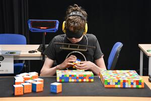 Rakušan Simon Praschl se po soutěži v Kopřivnici posunul na 5. místo světového žebříčku. Padaly i národní a osobní rekordy