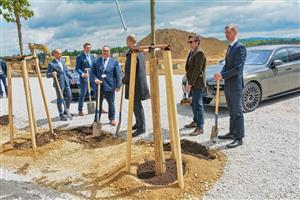Zástupci developera, vlády, ostravského magistrátu i automobilky BMW symbolickou výsadbou lip zahájili budování logistického centra