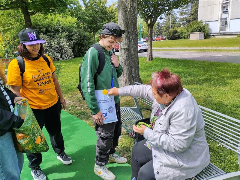 Před týdnem ve středu chodily po městě skupinky, které nabízely žluté kvítky. Jejich výtěžek je určen na boj s rakovinou