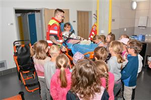 Možnosti vidět v akci nebo si v praxi vyzkoušet záchranářskou techniku v rámci Dne linky 155 využily děti z kopřivnických základních i mateřských škol