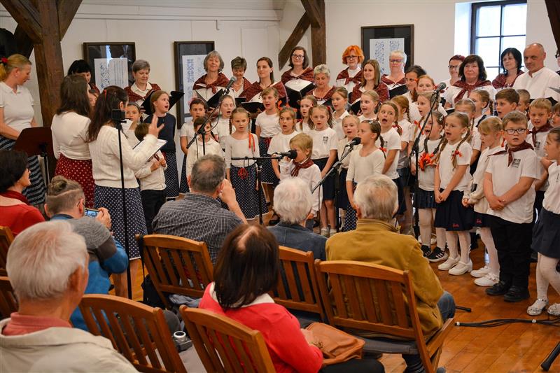 Jarní koncert souboru Valentin nabídl posluchačům v premiéře některé z dalších písní ze sbírek Emila Hanzelky a Leopolda Víchy. S interpretací písní dospělým sboristům a kapele pomáhaly děti ze sboru Valentinek, školního sborečku ZŠ Lubina a malí zpěváci 