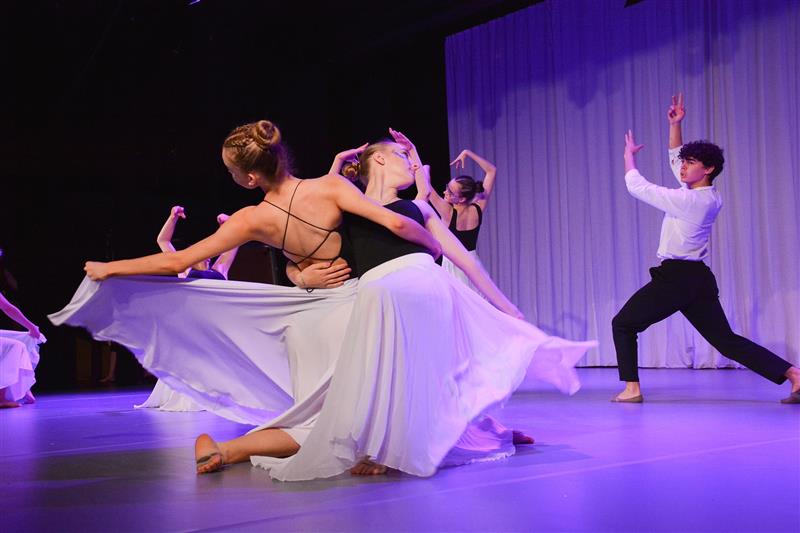 Žákyně a žáci tanečního oboru ZUŠ Zdeňka Buriana odtančili minulý týden ve dvou dnech sedm koncertů. Třikrát šlo o dvouhodinový program s 24 tanečními čísly, dopoledne pak čtyřikrát opakovali zkrácenou verzi pro školy