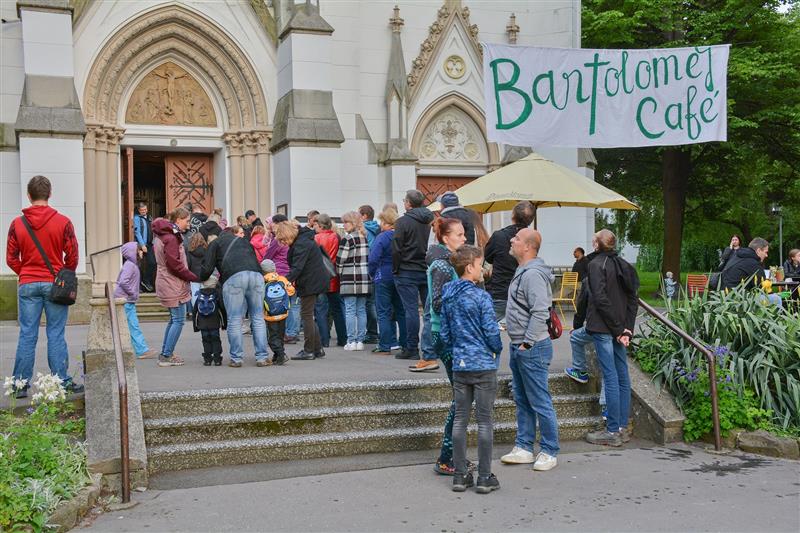 Noc kostelů přilákala minulý pátek v Kopřivnici řadu lidí. Ti vyrazili především za možností vystoupat na věž chrámu sv. Bartoloměje