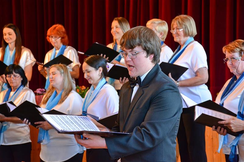 Jedním z hostů sboru Cantus Venuste při nedělním uvedení Otvírání studánek byl i Petr Socha, který odložil cello a ujal se recitačního partu.