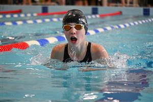 O dvě medaile pro domácí oddíl na přeboru kraje mladšího žactva se přičinila také Adéla Šenkeříková, která byla bronzová na 100 PZ a 100 P.