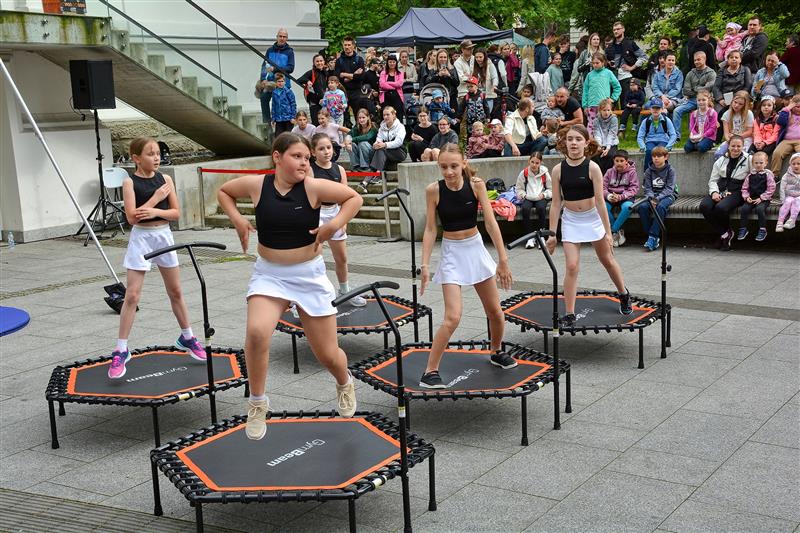 Součástí oslav Mezinárodního dne dětí v sadu E. Beneše byla minulý pátek i vystoupení vybraných kroužků spolupořádajícího Domu dětí a mládeže Kopřivnice