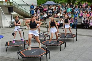 Součástí oslav Mezinárodního dne dětí v sadu E. Beneše byla minulý pátek i vystoupení vybraných kroužků spolupořádajícího Domu dětí a mládeže Kopřivnice