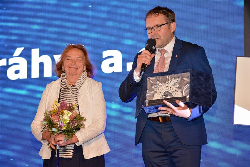 Cenu MOSTY udělovanou Národní radou osob se zdravotním postižením ČR minulý týden z rukou Livie Klausové převzal pro České dráhy její obchodní ředitel Roman Tesař