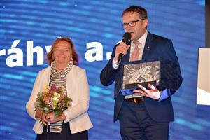 Cenu MOSTY udělovanou Národní radou osob se zdravotním postižením ČR minulý týden z rukou Livie Klausové převzal pro České dráhy její obchodní ředitel Roman Tesař