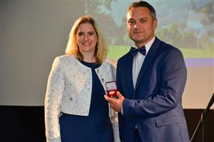 Česká národní banka darovala jednu z nově vydaných mincí s motivem Štramberka městu. Z rukou členky rady ČNB Kariny Kubelkové ji převzal starosta David Plandor.