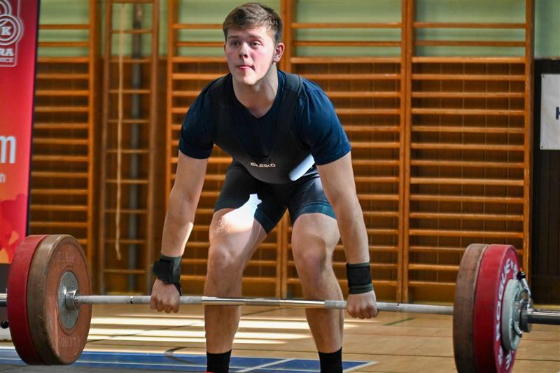 Vojtěch Camfrla zažil ve 2. kole ligy juniorů nejvydařenější závod sezony, z kopřivnických borců byl nejlepší, když dostal nad hlavu 115 kg v trhu a 143 kg v nadhozu