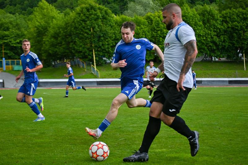 Fotbalisté Kopřivnice (modré dresy) v předposledním domácím utkání sezony bojovali o body s Petrovicemi jen necelou půlhodinu. Pak utkání zastavil déšť