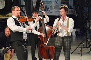 Sobotní večer v muzeu nákladních automobilů patřil hudební skupině Ostrava Klezmer.