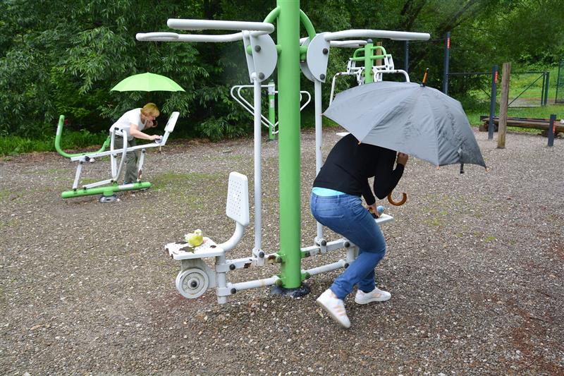 Na Vanaivanu se v úterý konalo sportovně zábavné dopoledne. I při deštivém počasí plnili senioři disciplíny, které pro ně připravili místní skauti.