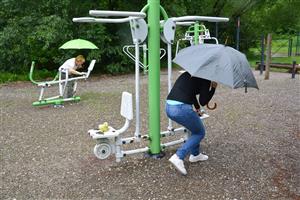 Na Vanaivanu se v úterý konalo sportovně zábavné dopoledne. I při deštivém počasí plnili senioři disciplíny, které pro ně připravili místní skauti.