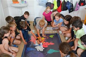 Žáci čtvrtých tříd ve škole dr. Milady Horákové si v rámci připraveného programu zjišťovali, kde se šijí džíny a jaké mají tvrdé podmínky ti, co je vyrábějí