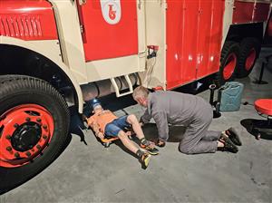 Součástí programu Muzejní noci byla i možnost prohlédnout si podvozek vystavené Tatry 111