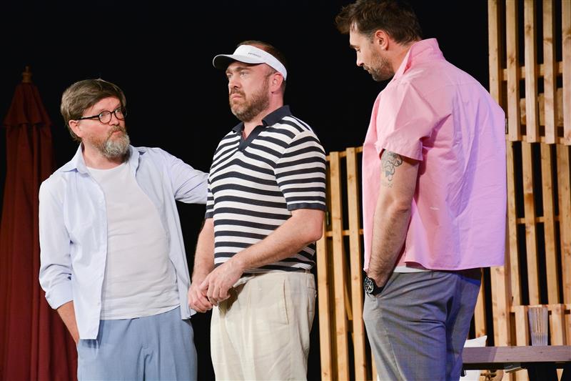 Tečku za předplatitelskou sezonou udělalo v pátek 6. června představení z repertoáru Divadla bez zábradlí, ve kterém diváky bavili Martin Kubačák, Jiří Hána a Adam Vacula.