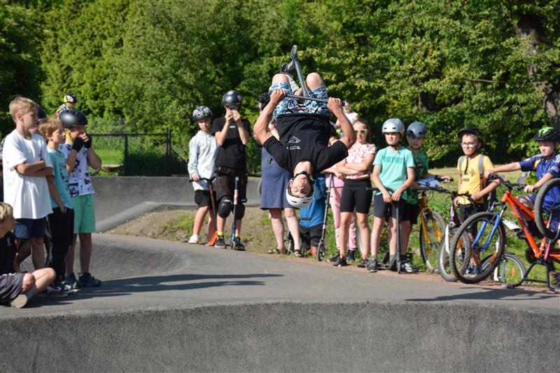 Součástí slavnostního otevření kopřivnického pumptracku byla i exhibice jezdců ze skupiny VSA Xtreme, kteří předvedli mimo jiné možnosti trikového ‘bazénu’
