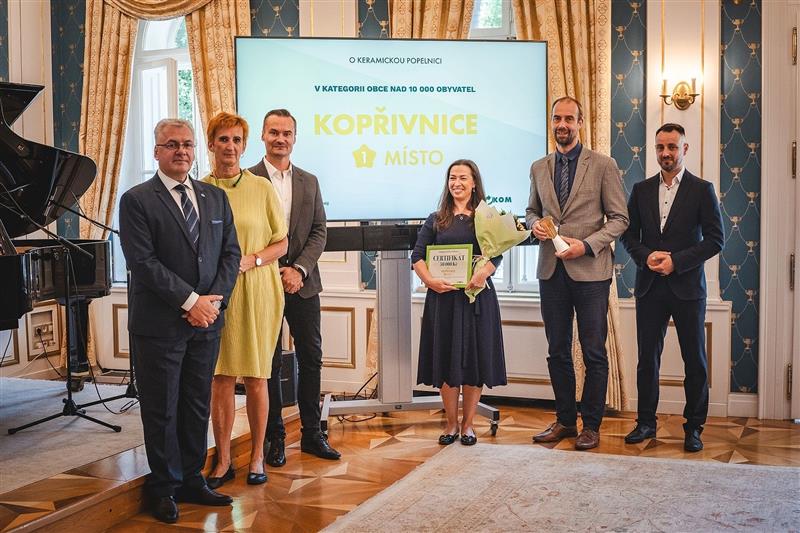 Místostarosta Kopřivnice Stanislav Šimíček spolu s Lucií Kubalcovou z odboru životního prostředí převzali ocenění za 1. místo v třídění odpadů v kategorii měst nad 10 tisíc obyvatel.