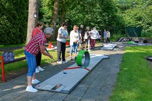 Hezké počasí přilákalo v minulém týdnu na akci Od jamky k jamce pětatřicet seniorů.