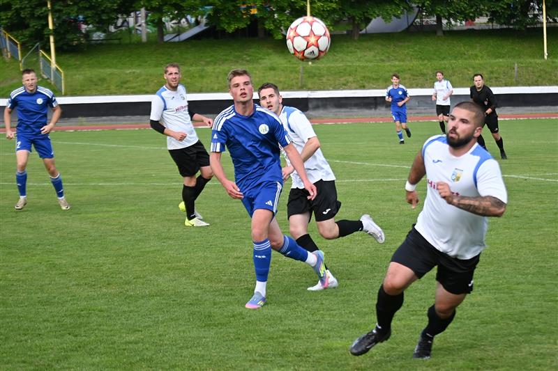 Fotbalisté Kopřivnice (v modrém zleva Ermis, Vrba, vzadu Jašek) zakončili sezonu prohrou v dohrávce s Petrovicemi a vítězstvím s Ostravicí.