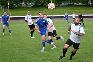 Fotbalisté Kopřivnice (v modrém zleva Ermis, Vrba, vzadu Jašek) zakončili sezonu prohrou v dohrávce s Petrovicemi a vítězstvím s Ostravicí.