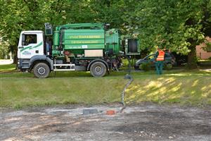 V minulém týdnu Slumeko čerpalo vodu nashromážděnou ve vsakovacím průlehu. Nyní se bude zjišťovat, zda do něj neprosakuje spodní voda
