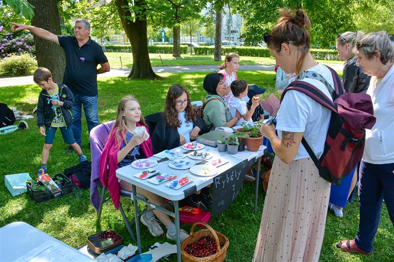 Společně s Evropským svátkem hudby proběhla v sadu E. Beneše i premiéra Zahrádky – jarmarku určeného mladým tvůrcům do 18 let.