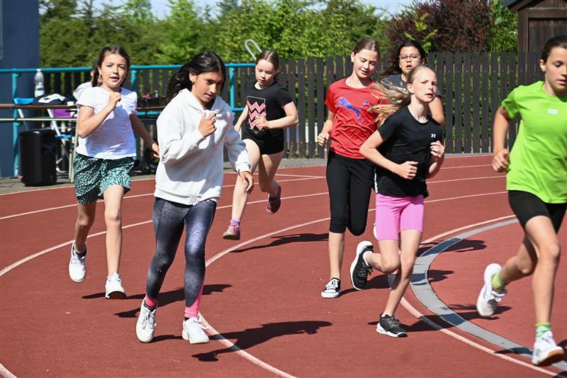 Na čtyři stovky dětí ze dvou škol si vyzkoušely na hřištích ZŠ Alšova čtyři disciplíny – běh, skok z místa, hod medicinbalem a běžeckou překážkovou dráha