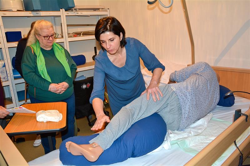 V edukační místnosti se s pomůckami a ukázkami manipulace s nemohoucí osobou seznamovali členové svépomocné skupiny, v níž se setkávají lidé, kteří se starají o své blízké