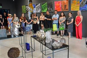 Vernisáže v Muzeu nákladních automobilů Tatra se zúčastnila i část autorů z řad studentů Střední uměleckoprůmyslové školy sklářské ve Valašském Meziříčí