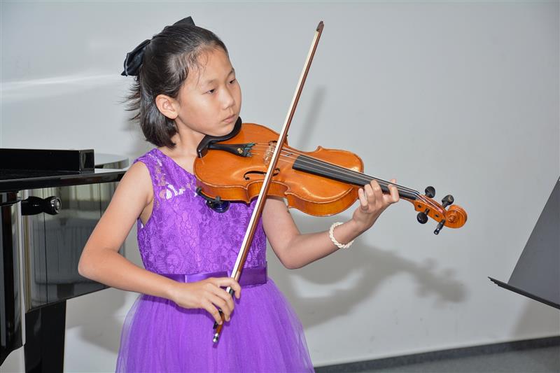 Nejmladší vystupující mezinárodního koncertu na ZUŠ Zdeňka Buriana byla osmiletá jihokorejská houslistka Mingeum Kim, která zahrála část Haydnova houslového koncertu