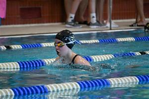 Na MČR mladšího žactva v Kopřivnici měl domácí klub jedinou zástupkyni – Markétu Kubáčovou. V disciplíně 400 metrů volný způsob zaplavala čas 5:37,90 minut